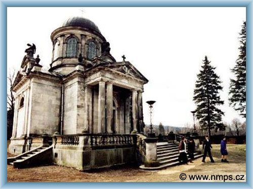 Monument�ln� h�bitovn� hrobka v Nov�m M�st� pod Smrkem
