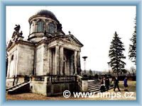 Monument�ln� h�bitovn� hrobka v Nov�m M�st� pod Smrkem