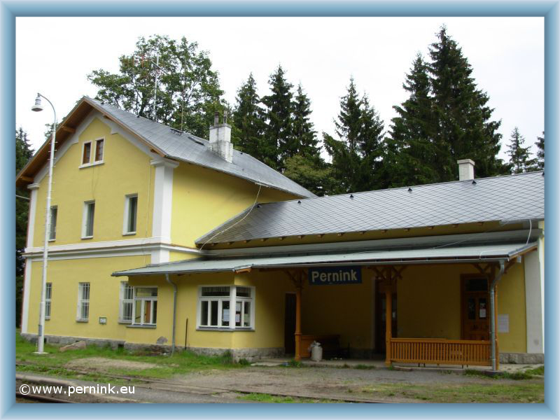 Viadukt u Perninku v pozad� s Ple�ivcem