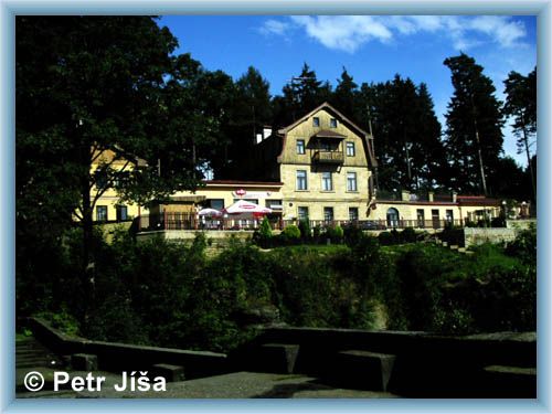 Hotel Belveder - pohled ze stejnojmenn� skaln� vyhl�dky