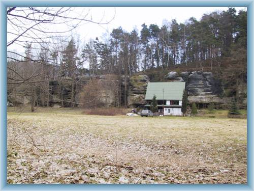 Jedna z rekrea�n�ch chalup ve Sv�tl� pod Lu��