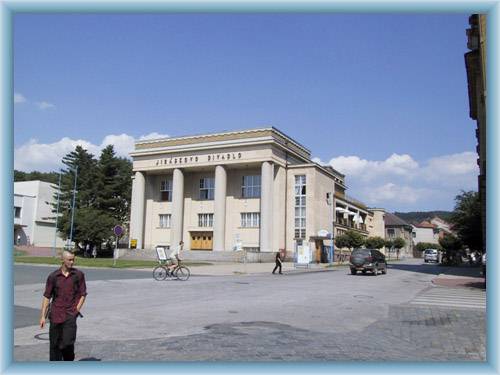 Jir�skovo divadlo v Hronov�