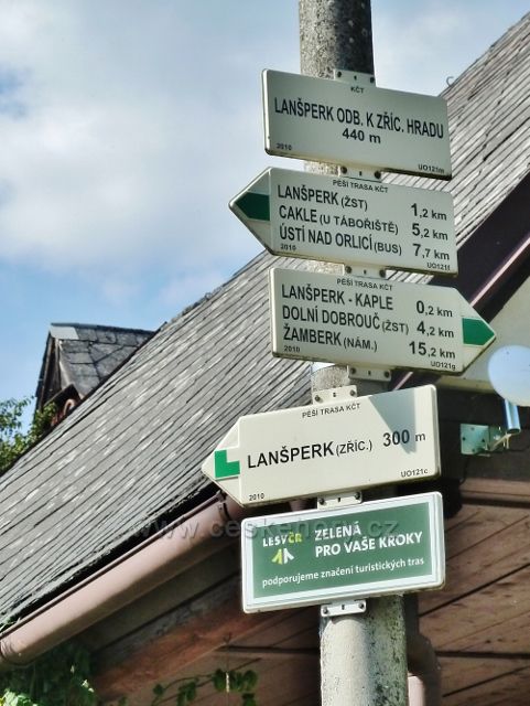 Lanšperk - turistický rozcestník na "náměstíčku" před restaurací Na Podhradí