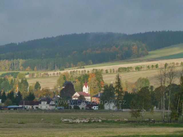 Lichkov - pohled na střední část obce s kostelem