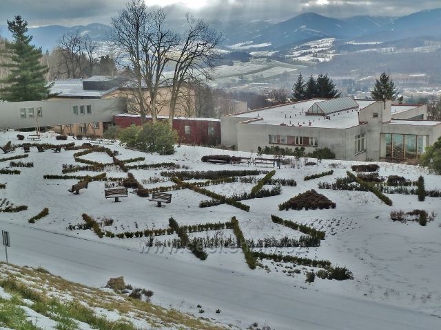 Lázně Jeseník - okrasnou zahradu pod Priessnitzovým sanatoriem pokrývá sníh