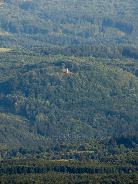 pohled z Popovské hory na rozhlednu Bučina v lesích nad Kyselkou (cca 12,5km)