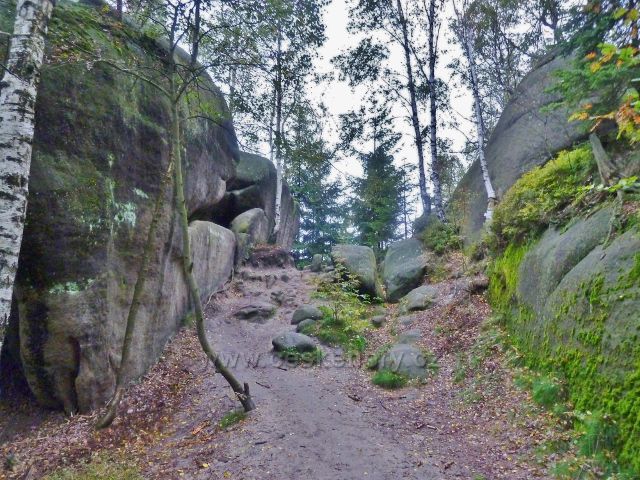 Polické stěny - cesta skalním útvarem po červené TZ k chatě Hvězda