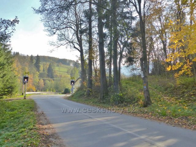 Malá Morava - turistický rozcestník u železničního přejezdu před žst. Podlesí