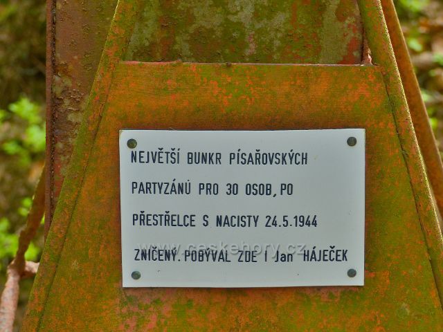 Písařov - detail informační tabulky u partyzánského bunkru na Čečole