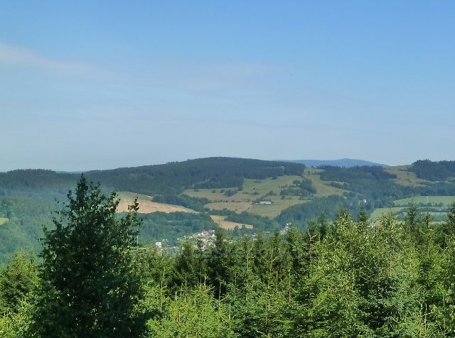 Mladkov - pohled na Mladkov v údolí Tiché Orlice. Nad ním se tyčí vrch Adam (765 m.n.m.) skrývající ve svých útrobách  jednu z největších dělostřeleckých tvrzí u nás