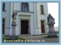 Velké Pavlovice - Sochy před vstupem do kostela