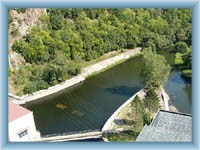Hráz Vranovské přehrady - pohled dolů