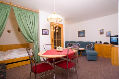 Chata Pod lipami a apartmány Helas