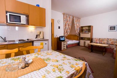 Chata Pod lipami a apartmány Helas