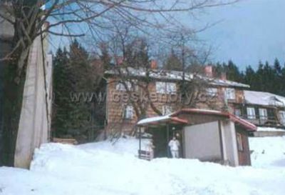 Chatky u hotelu Visalaje