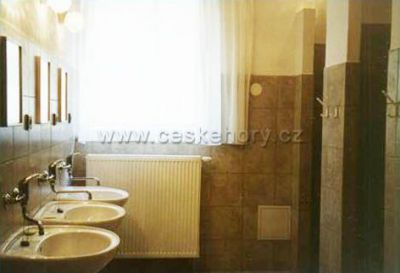 Chatky u hotelu Visalaje