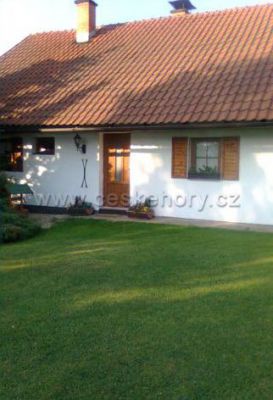 Chalupa na venkově pod hradem Bezděz