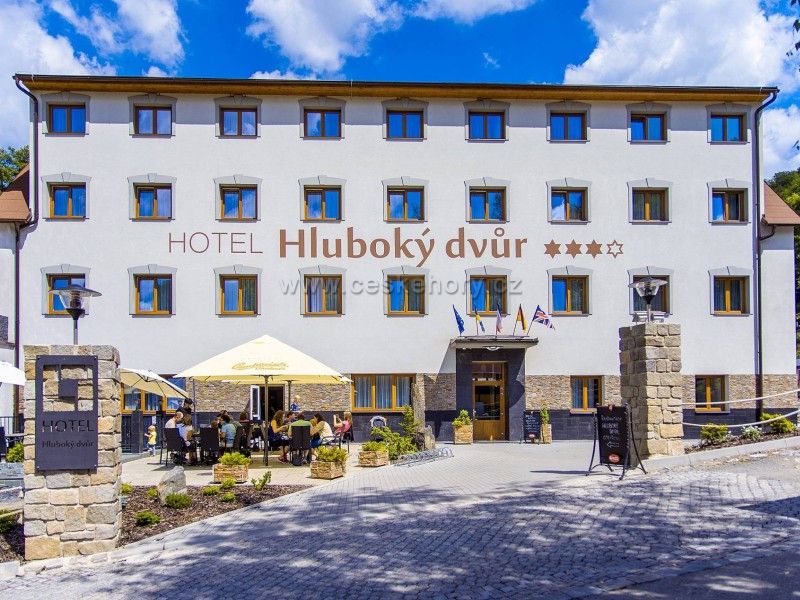 Wellness hotel Hluboký dvůr***