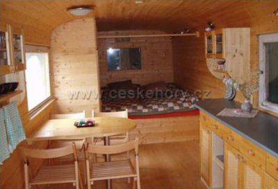 Obytná maringotka u chalupy na Šumavě