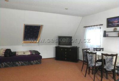 Rekreační chalupa se zahradou a hřištěm Lobendava