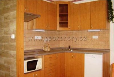 Roubené chalupy v blízkosti lanovky