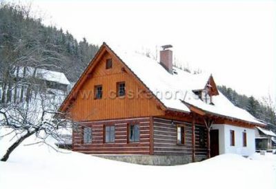 Roubené chalupy v blízkosti lanovky