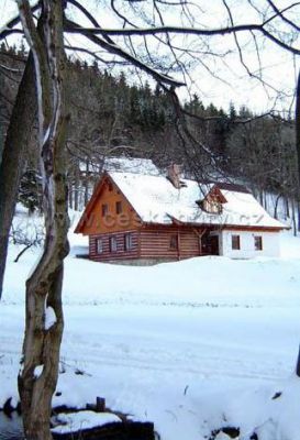Roubené chalupy v blízkosti lanovky