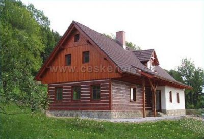 Roubené chalupy v blízkosti lanovky