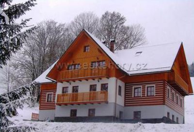 Roubené chalupy v blízkosti lanovky