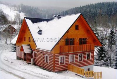 Roubené chalupy v blízkosti lanovky