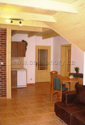 Roubené chalupy v blízkosti lanovky