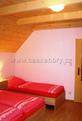 Roubené chalupy v blízkosti lanovky