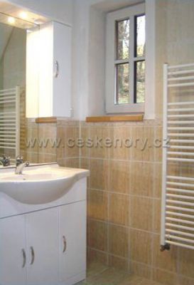 Roubené chalupy v blízkosti lanovky