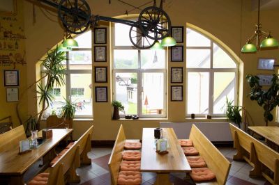 Hotel ** v objektu sklárny