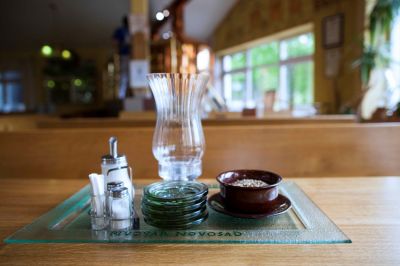 Hotel ** v objektu sklárny