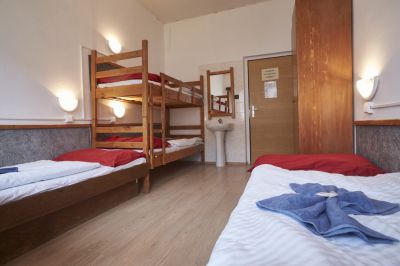 Hotel ** v objektu sklárny