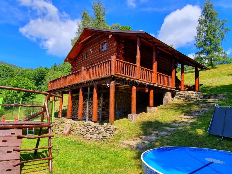 Horský kanadský srub s venkovní vířivkou a bazénem