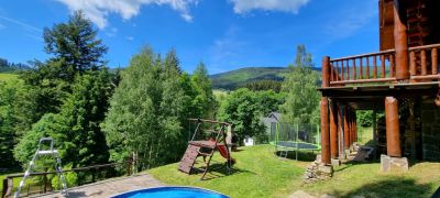 Horský kanadský srub s venkovní vířivkou a bazénem