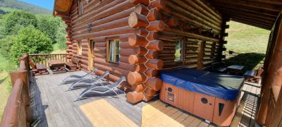 Horský kanadský srub s venkovní vířivkou a bazénem