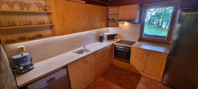 Horský kanadský srub s venkovní vířivkou a bazénem