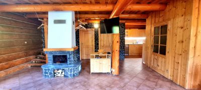 Horský kanadský srub s venkovní vířivkou a bazénem