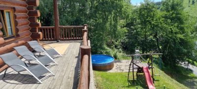 Horský kanadský srub s venkovní vířivkou a bazénem