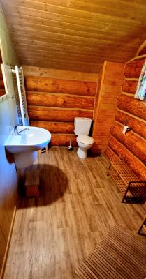 Horský kanadský srub s venkovní vířivkou a bazénem