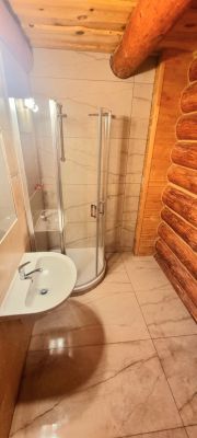 Horský kanadský srub s venkovní vířivkou a bazénem