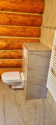 Horský kanadský srub s venkovní vířivkou a bazénem