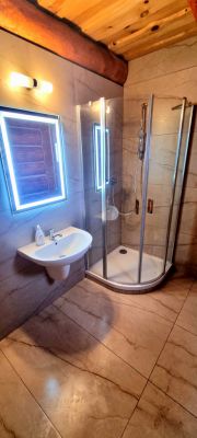 Horský kanadský srub s venkovní vířivkou a bazénem