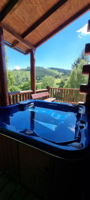 Horský kanadský srub s venkovní vířivkou a bazénem