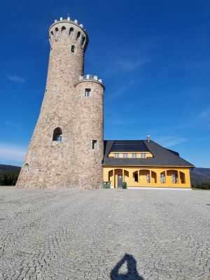 Horský kanadský srub s venkovní vířivkou a bazénem