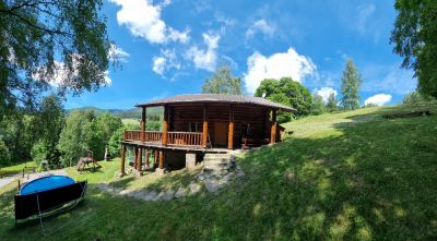 Horský kanadský srub s venkovní vířivkou a bazénem