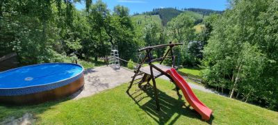 Horský kanadský srub s venkovní vířivkou a bazénem